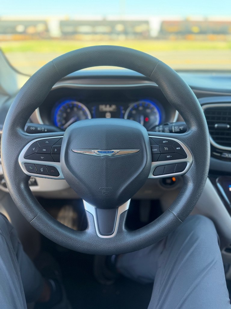Used 2018 Chrysler Pacifica Touring FWD image 33