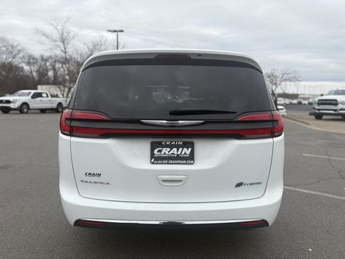 Used 2022 Chrysler Pacifica Touring-L image 6