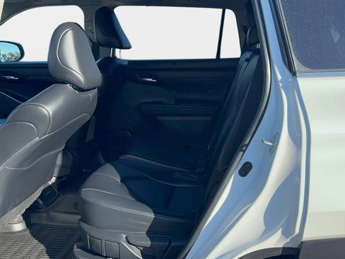 Used 2023 Toyota Highlander XLE image 13