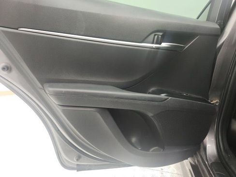 Certified 2019 Toyota Camry SE image 9