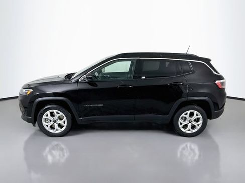 Used 2025 Jeep Compass Latitude AWD/4WD image 4