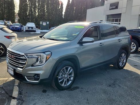 Used 2023 GMC Terrain SLT image 3