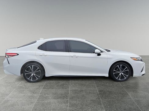 Used 2020 Toyota Camry SE w/ Blackout Package image 8