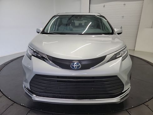 Used 2021 Toyota Sienna XLE FWD image 2