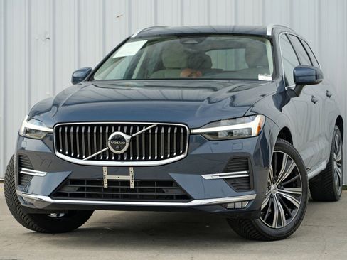 Used 2023 Volvo XC60 B5 Plus w/ Climate Package image 3