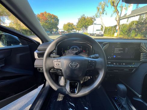 Used 2025 Toyota Camry LE image 33