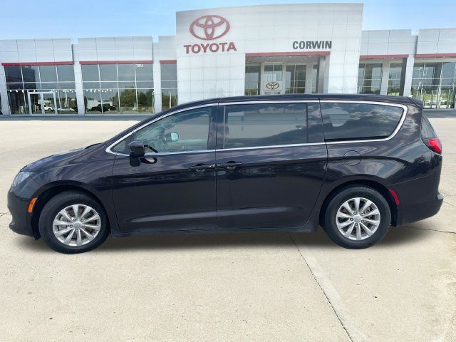Used 2017 Chrysler Pacifica Touring w/ Tire & Wheel Group FWD image 2