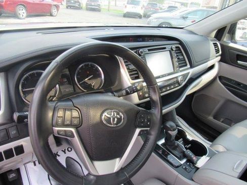 Used 2019 Toyota Highlander XLE AWD/4WD image 19