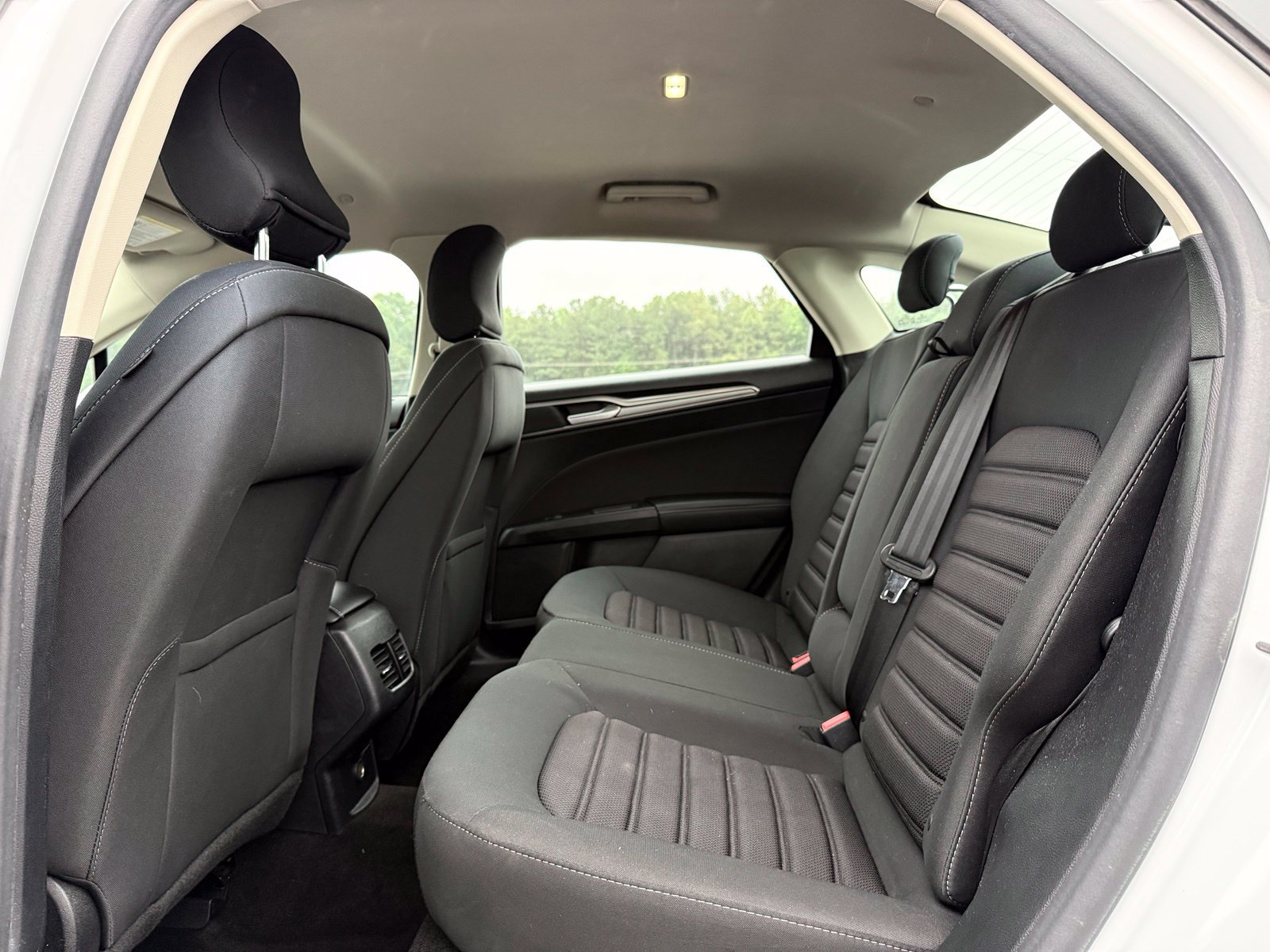 Used 2019 Ford Fusion SE FWD image 14