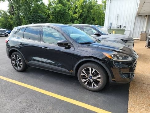 Used 2022 Ford Escape SE w/ SE Sport Appearance Package AWD/4WD image 3
