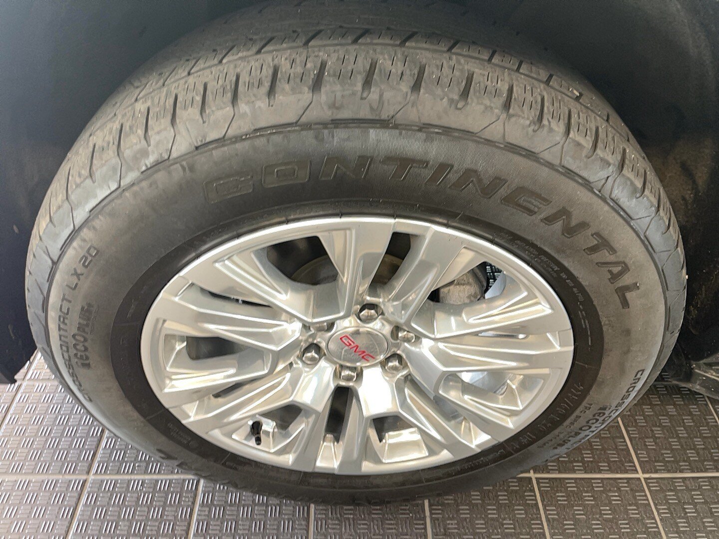 Used 2024 GMC Yukon XL Denali AWD/4WD image 8