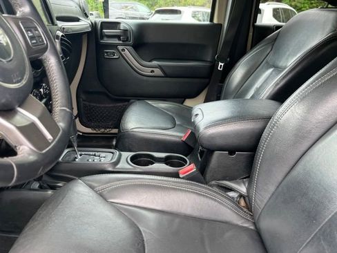 Used 2018 Jeep Wrangler Unlimited Sahara AWD/4WD image 9