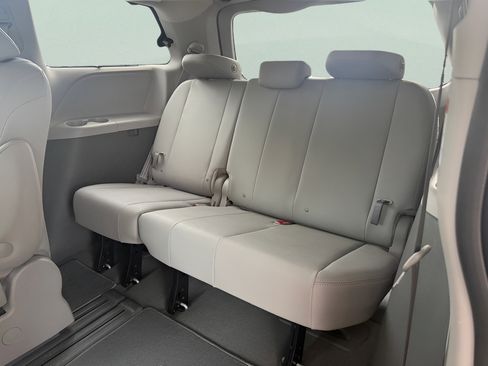 Used 2020 Toyota Sienna XLE w/ XLE Navigation Package FWD image 12