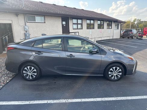 Used 2020 Toyota Prius LE image 2
