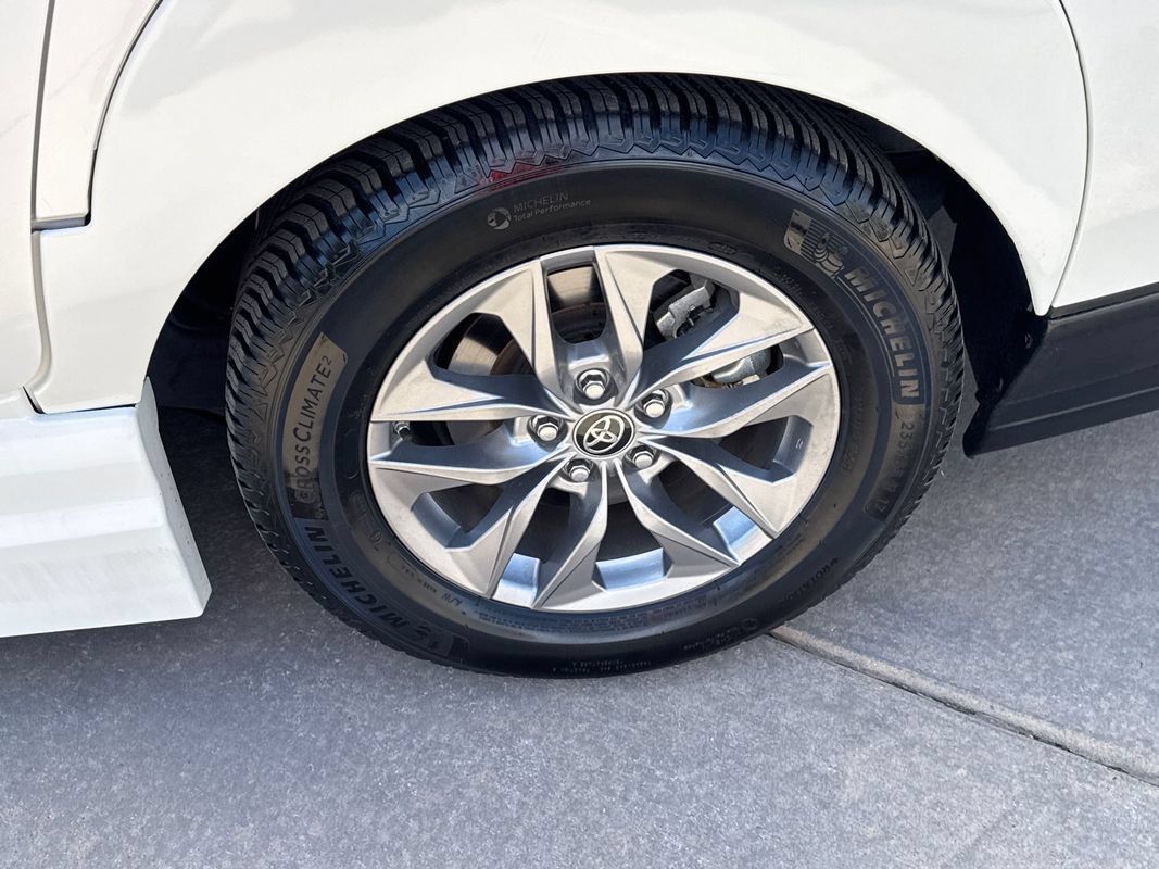 Used 2021 Toyota Sienna XLE AWD/4WD image 17