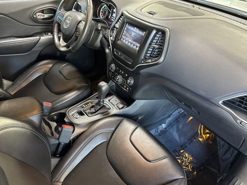 Used 2019 Jeep Cherokee Latitude Plus w/ Comfort/Convenience Group image 32