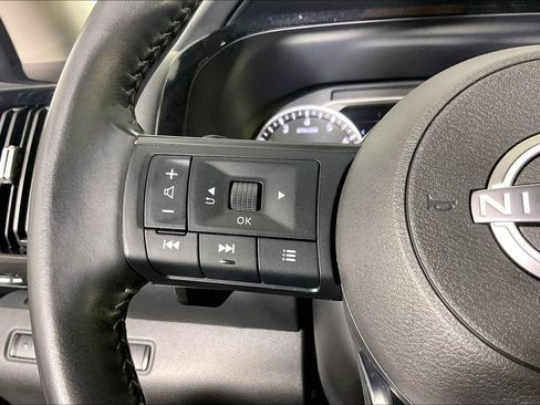 Used 2025 Nissan Pathfinder SV FWD image 23
