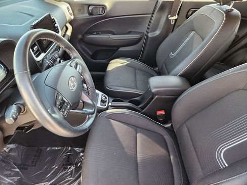 Used 2024 Hyundai Venue Limited image 13