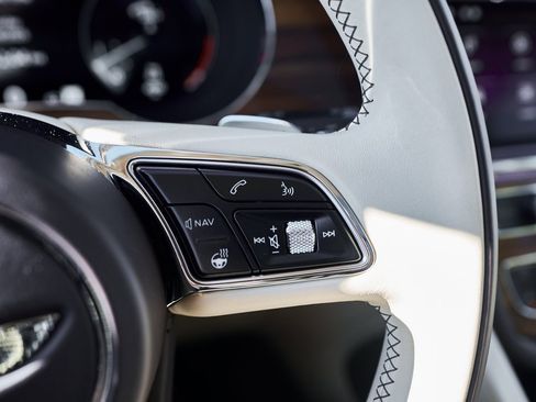 Used 2023 Bentley Bentayga Extended Wheelbase image 61