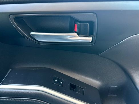 Used 2021 Toyota Highlander XLE FWD image 18