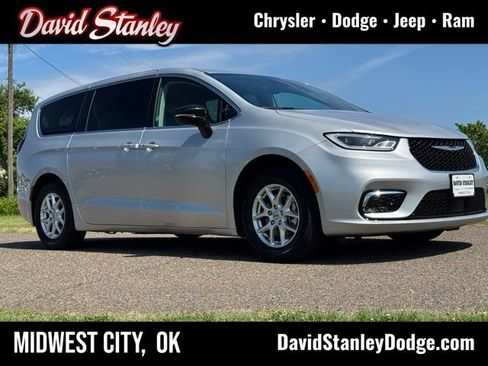 Certified 2024 Chrysler Pacifica Touring-L FWD image 1