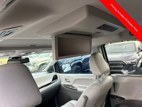 Used 2020 Toyota Sienna XLE Premium AWD/4WD image 17