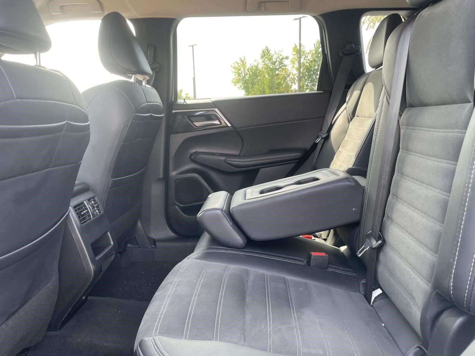 Used 2024 Mitsubishi Outlander SE AWD/4WD image 8