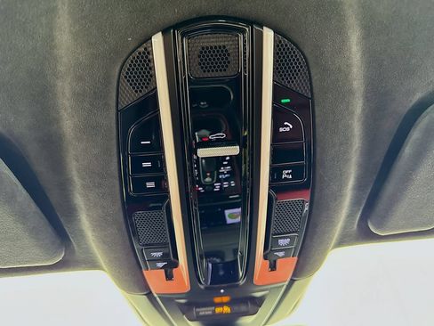 Used 2022 Porsche Cayenne GTS AWD/4WD image 18
