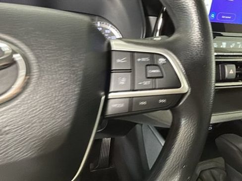 Used 2023 Toyota Highlander L FWD image 16