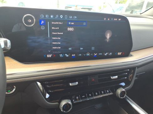 Used 2025 Chevrolet Suburban High Country AWD/4WD image 13