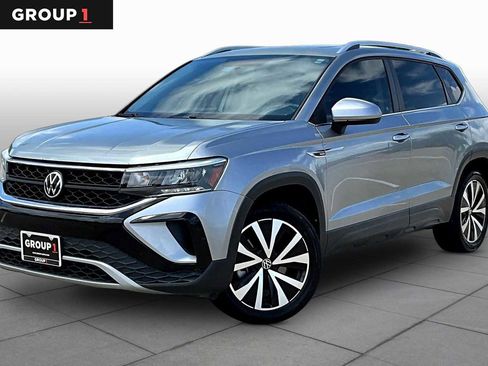 Used 2022 Volkswagen Taos SE image 1