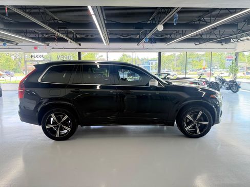 Used 2017 Volvo XC90 T5 R-Design w/ Vision Package FWD image 4