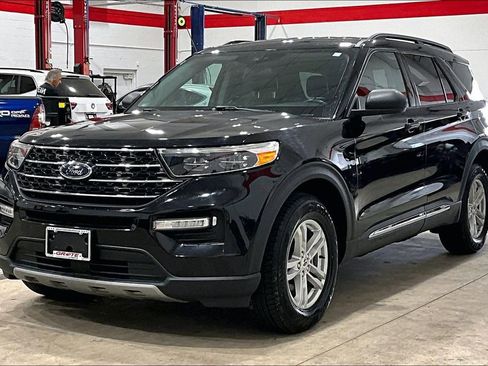 Used 2021 Ford Explorer XLT w/ Equipment Group 202A AWD/4WD image 32
