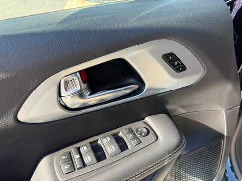 New 2025 Chrysler Pacifica Limited image 11