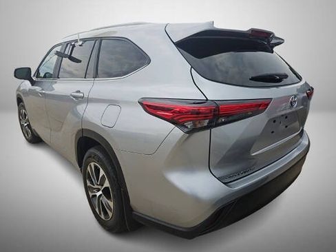 Used 2023 Toyota Highlander XLE AWD/4WD image 2