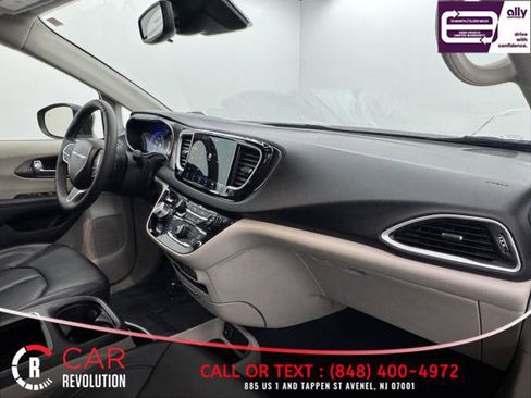 Used 2023 Chrysler Pacifica Touring-L FWD image 58