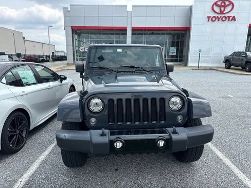Used 2018 Jeep Wrangler Unlimited Sahara AWD/4WD image 3