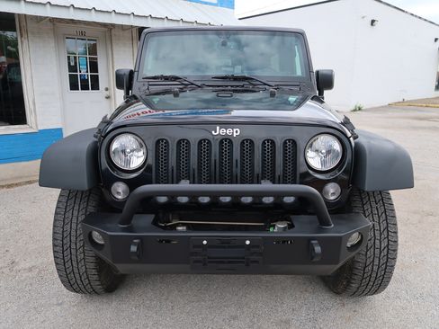 Used 2015 Jeep Wrangler Unlimited Rubicon w/ Max Tow Package image 9