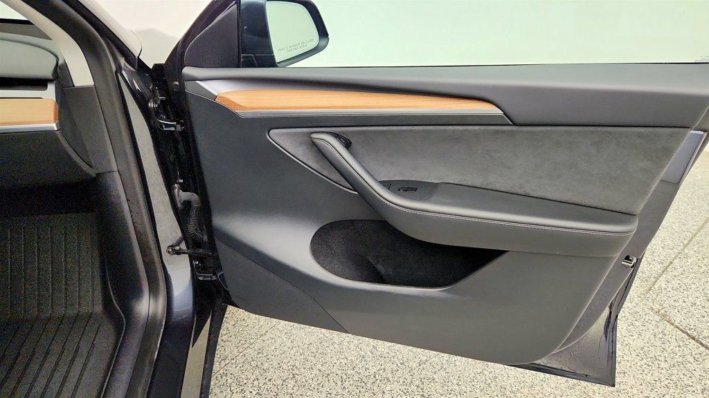 Used 2025 Tesla Model Y Long Range RWD image 31