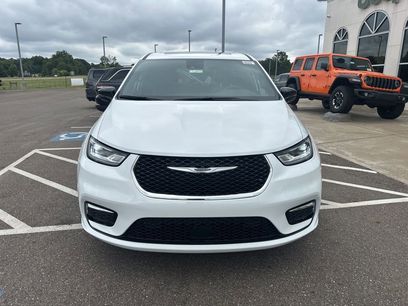 New 2026 Chrysler Pacifica Select