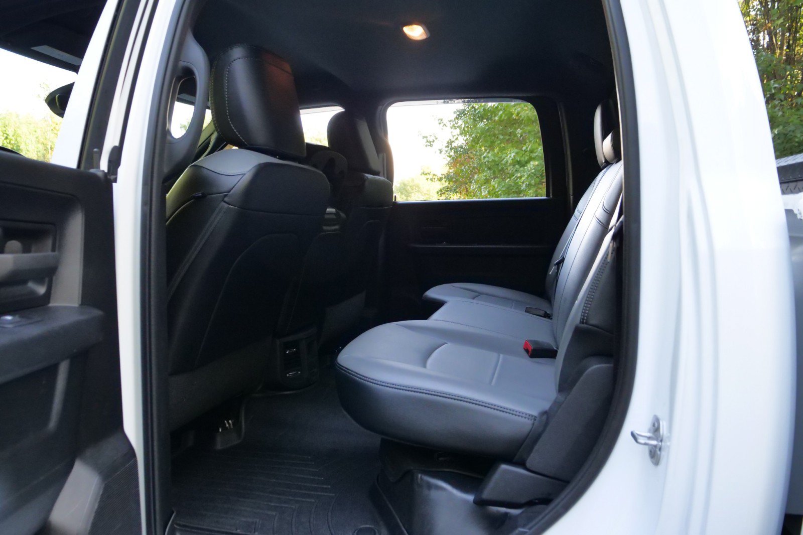Used 2023 RAM 3500 Tradesman w/ Chrome Appearance Group AWD/4WD image 32