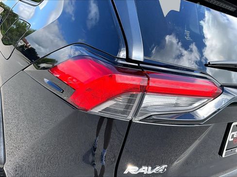 Used 2019 Toyota RAV4 LE w/ Carpet Mat Package FWD image 29