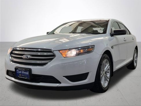 Used 2015 Ford Taurus SE image 2