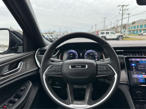 Used 2025 Jeep Grand Cherokee Limited image 13