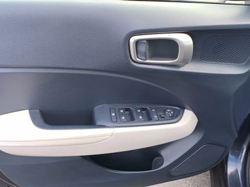 Used 2024 Hyundai Venue Limited image 10