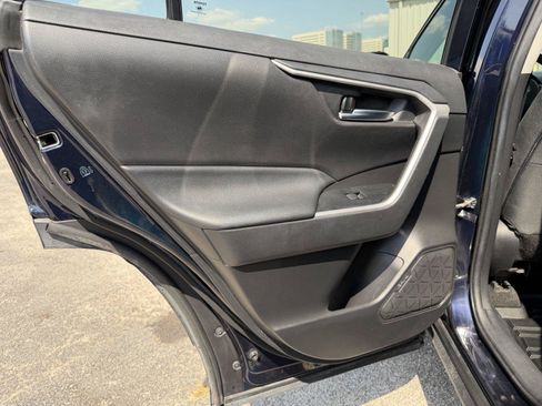 Used 2021 Toyota RAV4 XLE AWD/4WD image 16