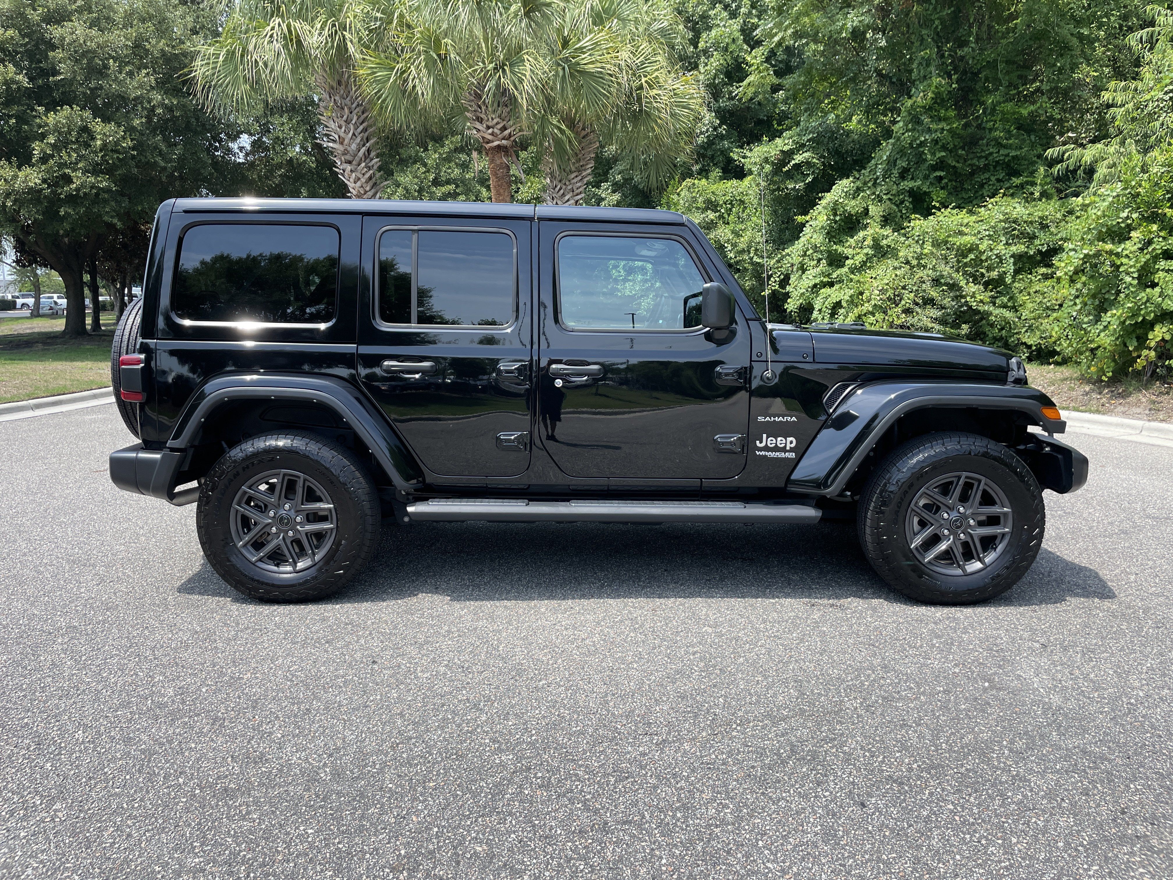 Used 2022 Jeep Wrangler Unlimited Sahara w/ LED Lighting Group AWD/4WD image 10