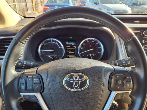 Certified 2019 Toyota Highlander XLE image 17