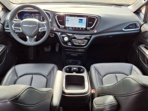 Used 2026 Chrysler Pacifica Select FWD image 13