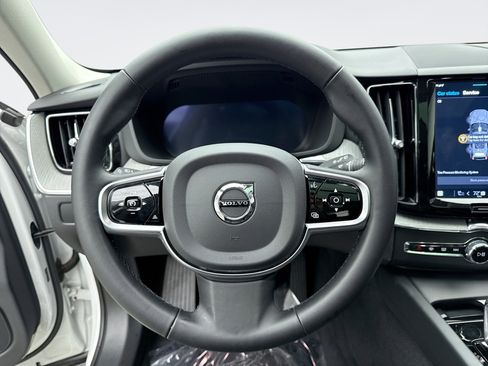 Used 2025 Volvo XC60 B5 Plus image 12